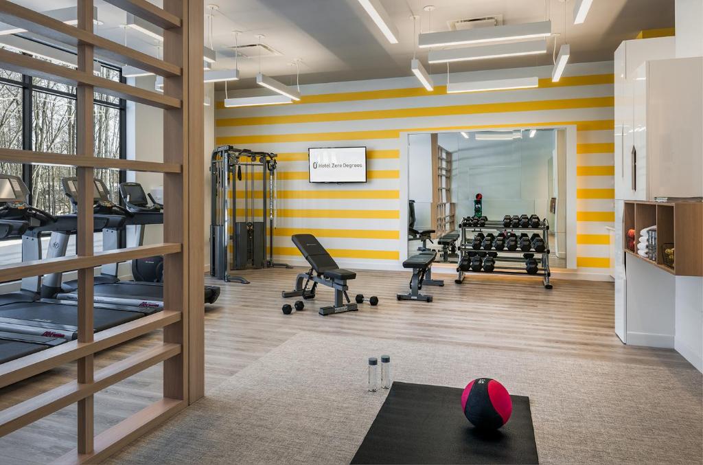 Fitness centrum a/nebo fitness zařízení v ubytování Hotel Zero Degrees Danbury