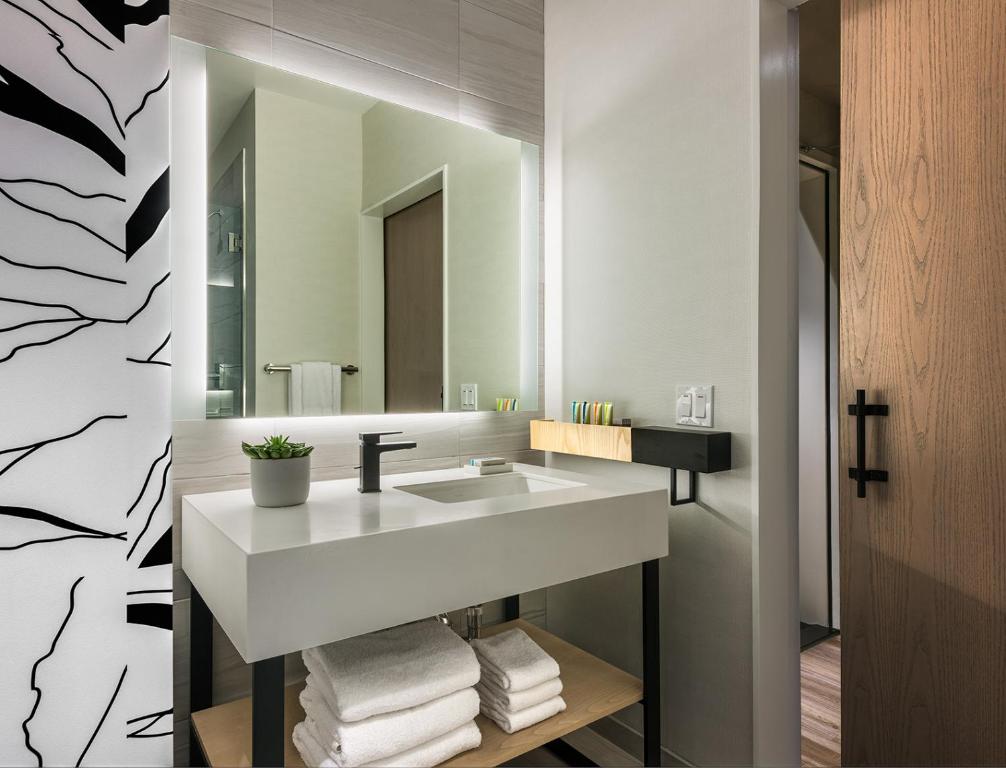 Koupelna v ubytování Hotel Zero Degrees Danbury