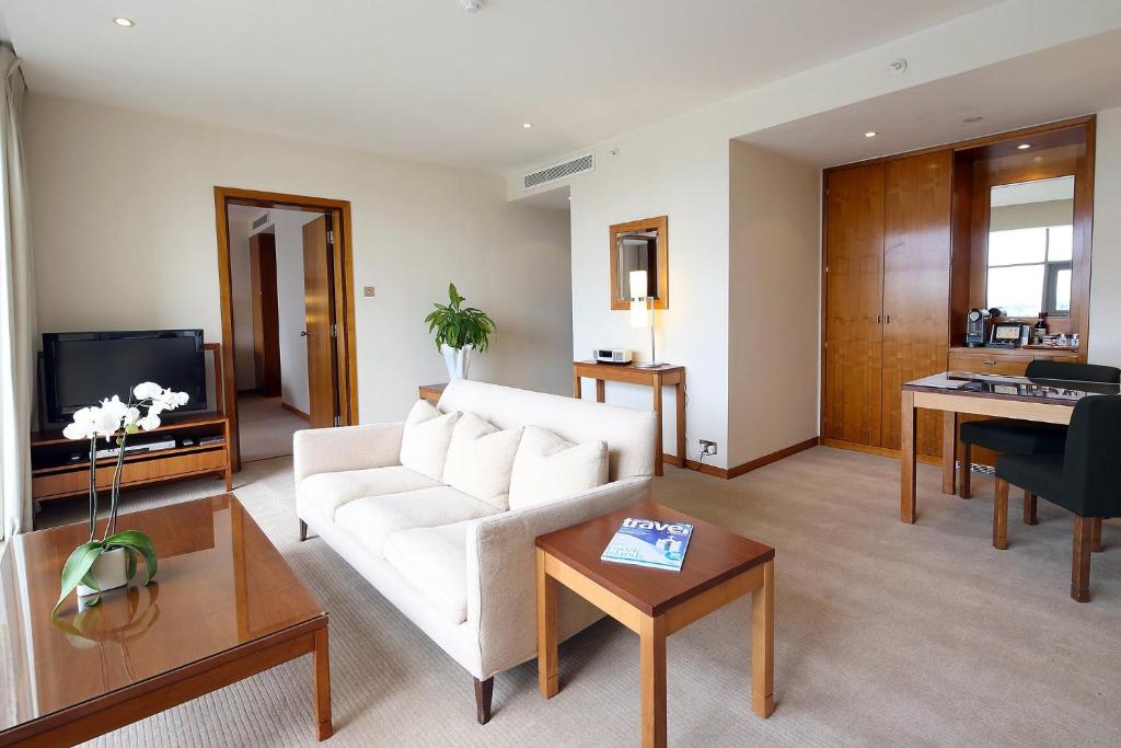 Canary Riverside Plaza Hotel - 