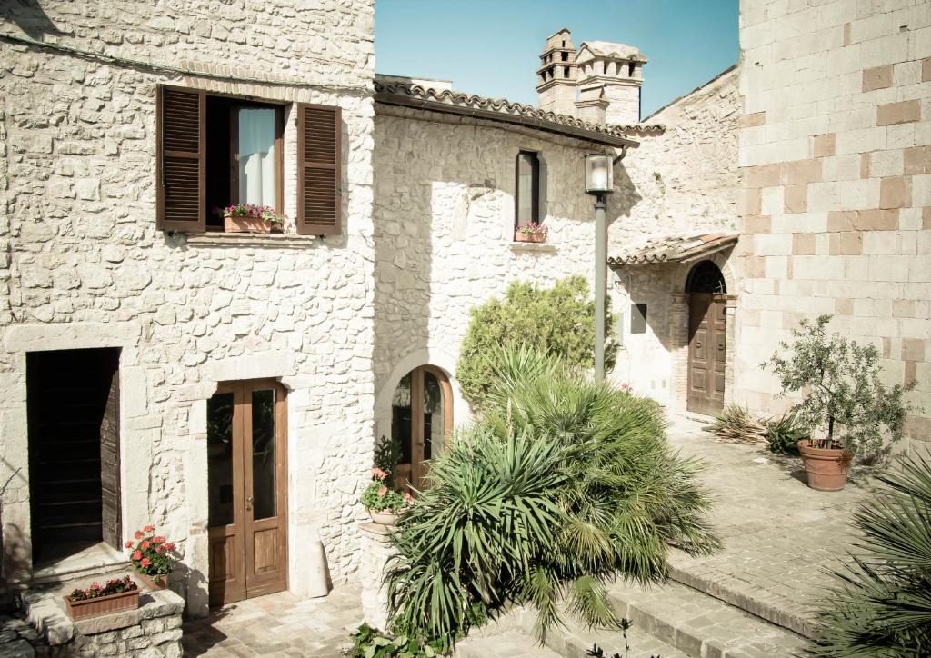 un edificio in pietra con una porta e una finestra di Borgo San Valentino ad Arrone