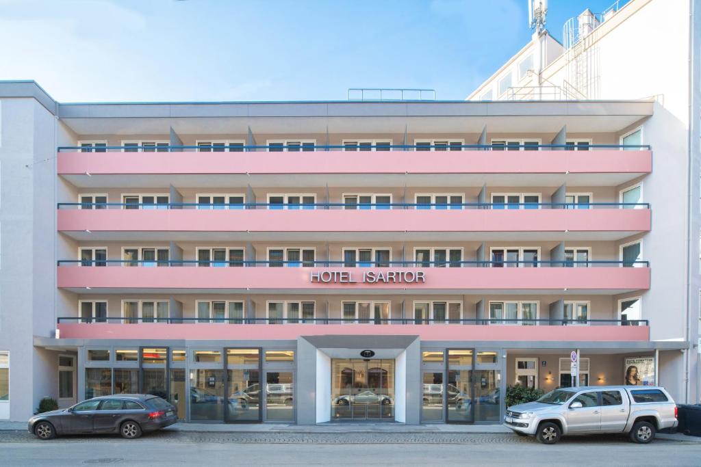 un hotel con coches aparcados delante en Hotel Isartor en Múnich
