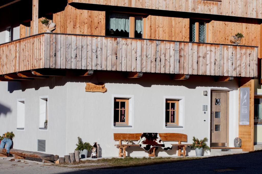 een gebouw met een houten balkon. bij Apartments Resi in Rasùn di Sotto
