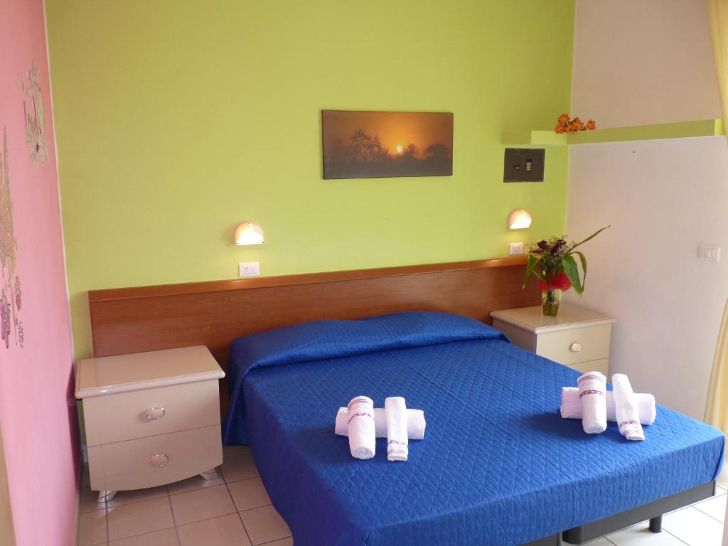 Residence Costablu في ريميني: غرفة نوم بسرير ازرق وعليها مبنيين اطفال