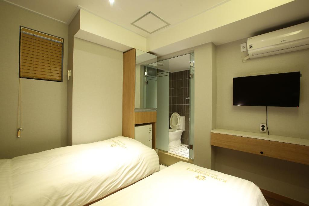 Postel nebo postele na pokoji v ubytování K-POP Residence Myeongdong 1