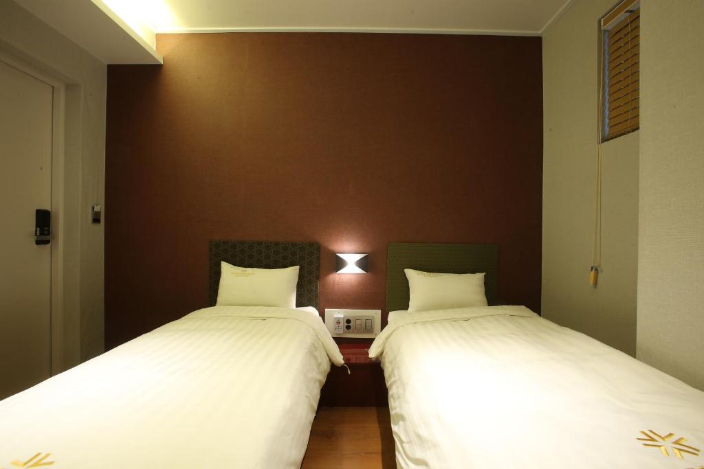 Postel nebo postele na pokoji v ubytování K-POP Residence Myeongdong 1