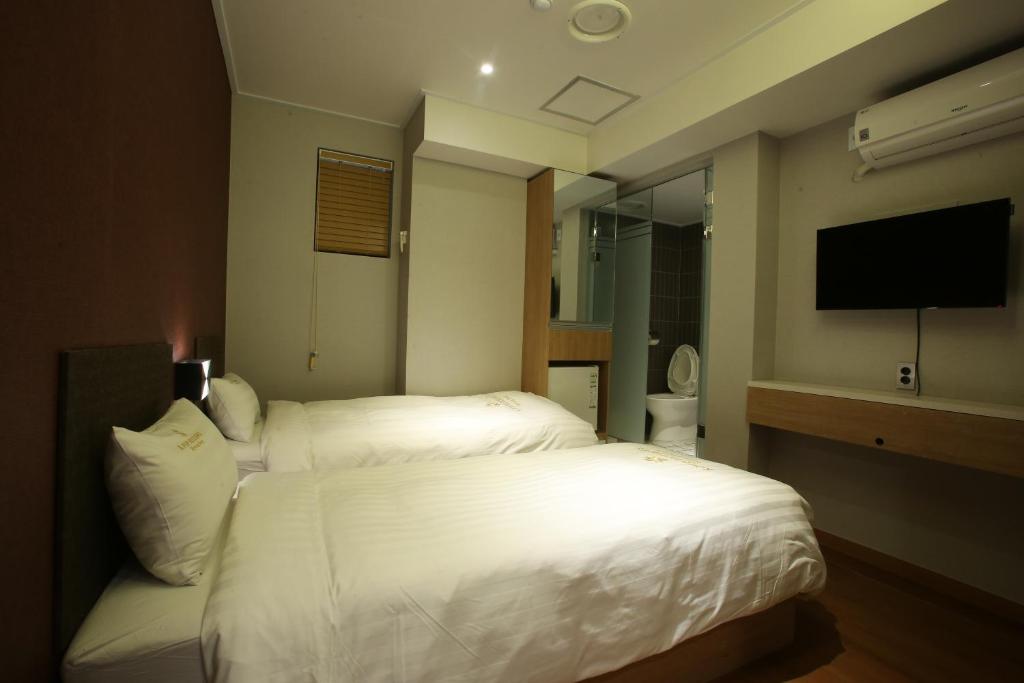 Postel nebo postele na pokoji v ubytování K-POP Residence Myeongdong 1
