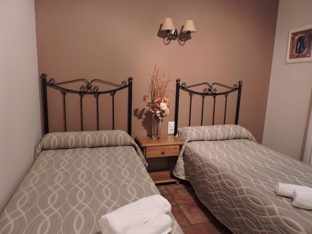 Hostal Villa de Navarrete - Twin Room With Private Bathroom