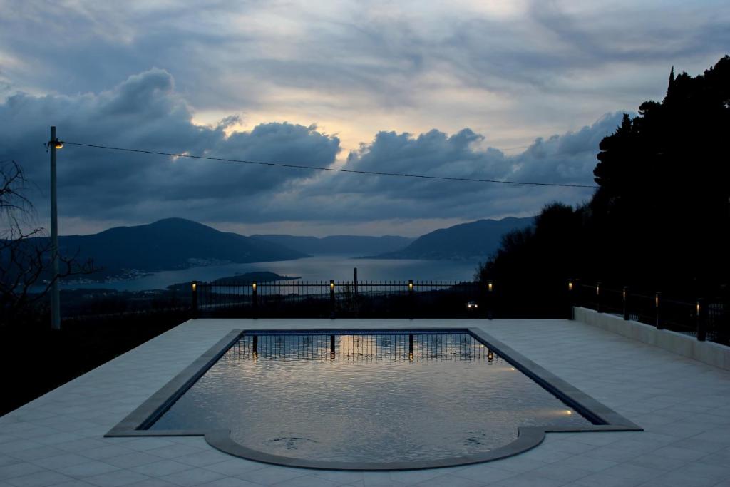 einen Pool mit Bergblick in der Unterkunft Apartments Carpe Diem in Kotor