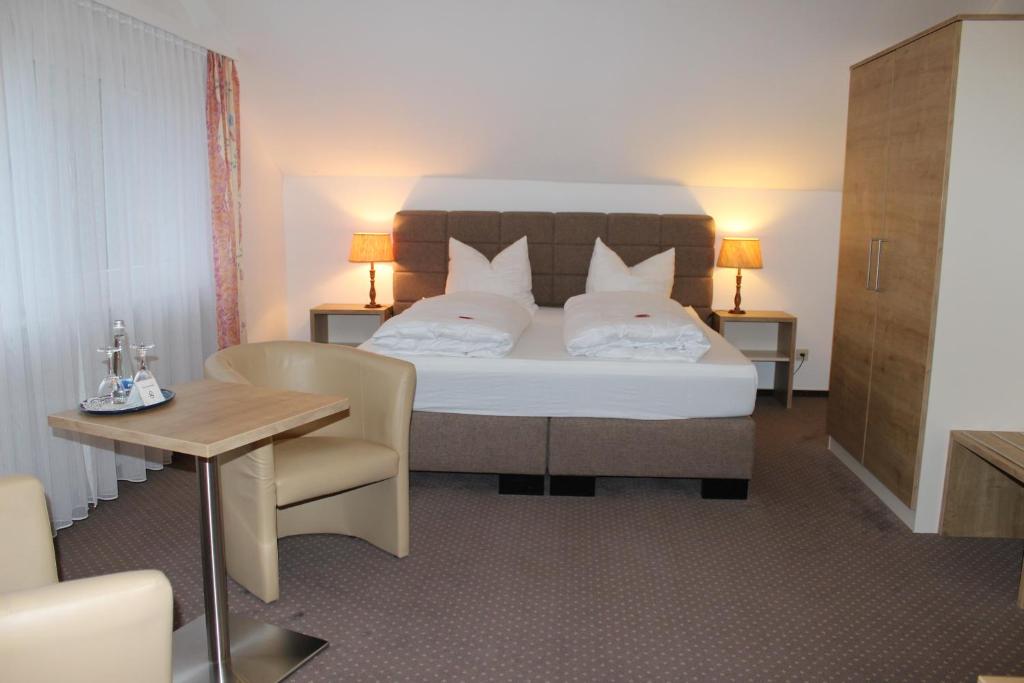 Ein Bett oder Betten in einem Zimmer der Unterkunft Hotel Restaurant Weisbrod