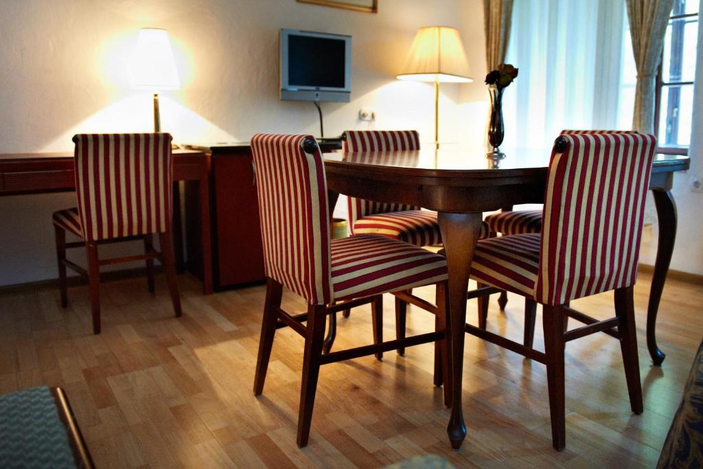 Zamek w Dzięgielowie - Family Room