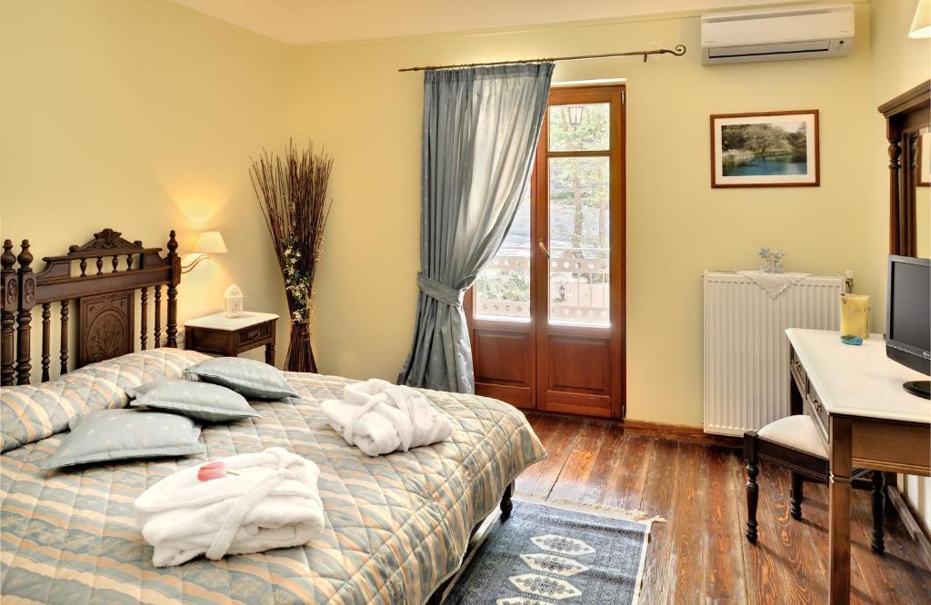 Postel nebo postele na pokoji v ubytování Konitsa Mountain Hotel
