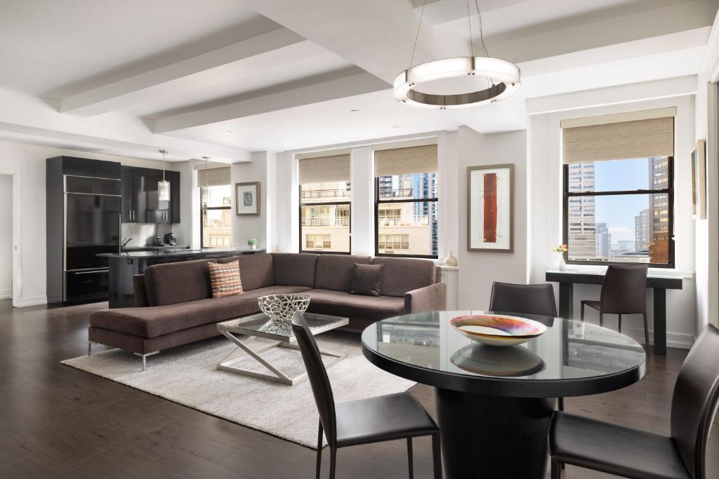 Lombardy Hotel - 