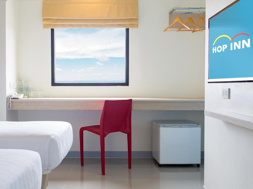 Postel nebo postele na pokoji v ubytování HOP INN Phitsanulok