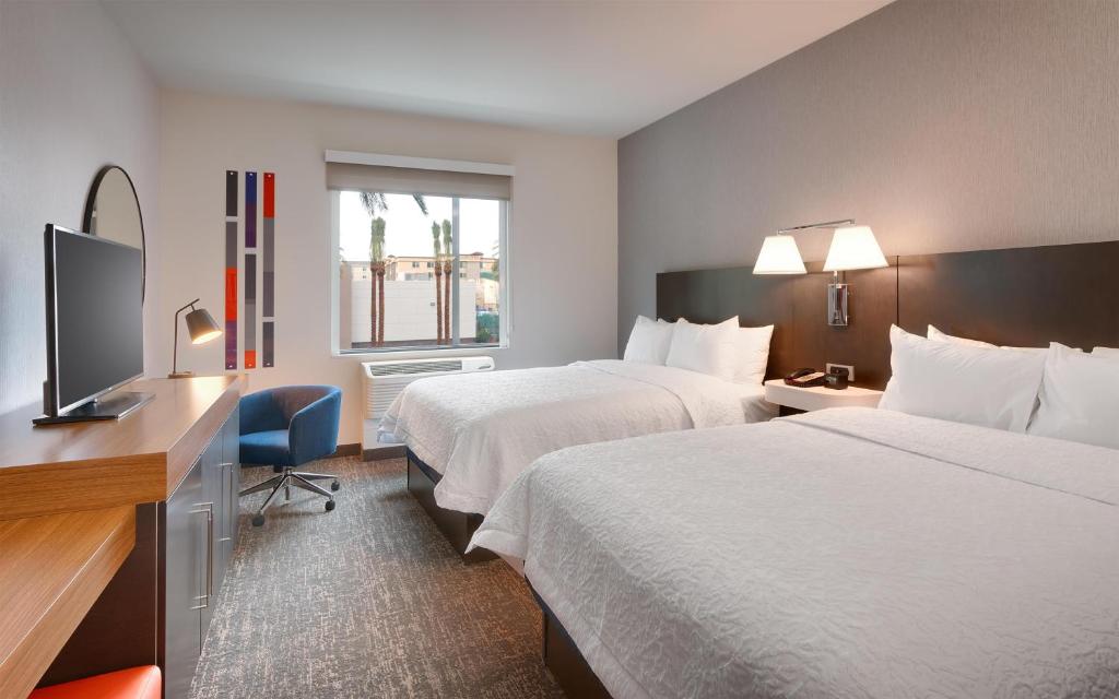 Hampton Inn & Suites Anaheim Resort Convention Center - 