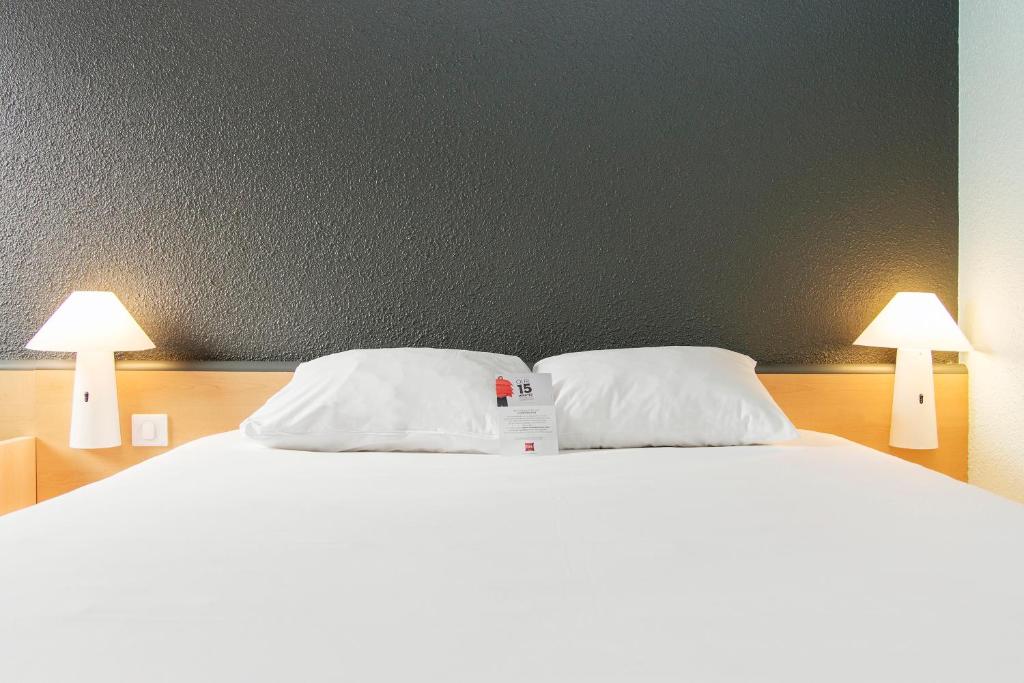 Postel nebo postele na pokoji v ubytování ibis Falaise Coeur de Normandie