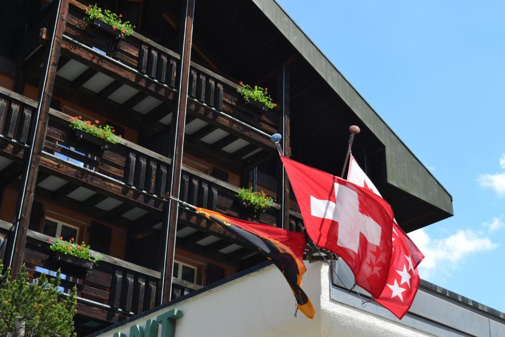 una bandera canadiense al lado de un edificio en Blümlisalp, en Kandersteg