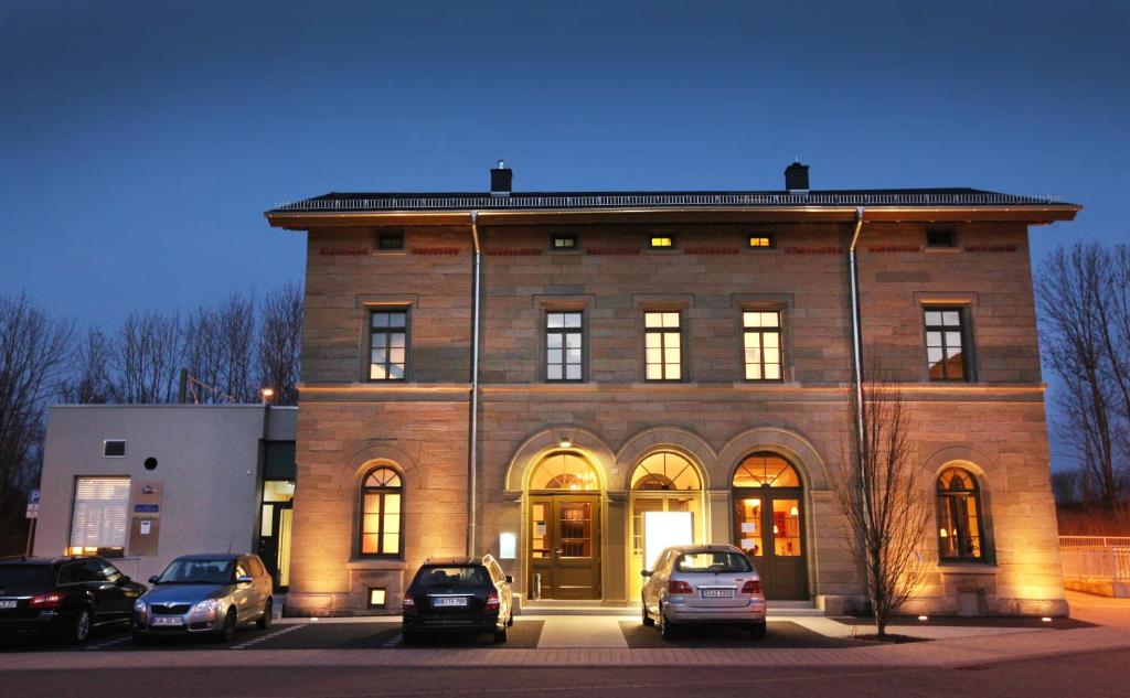 ceglany budynek z samochodami zaparkowanymi przed nim w obiekcie Bahnhof Busch w mieście Bretzfeld