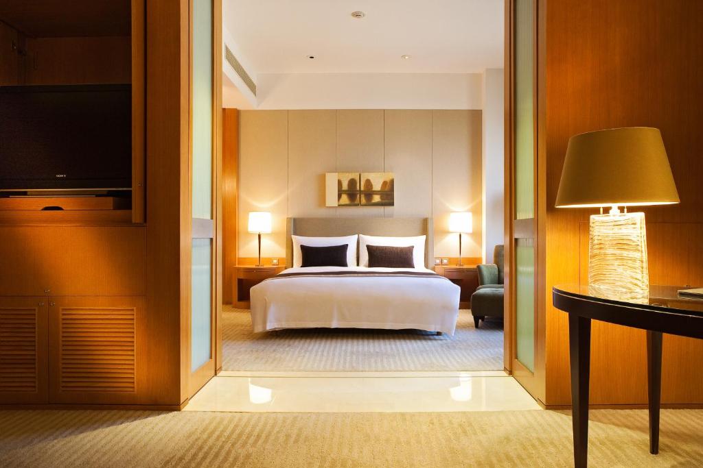 เตียงในห้องที่ Ambassador Hotel Hsinchu