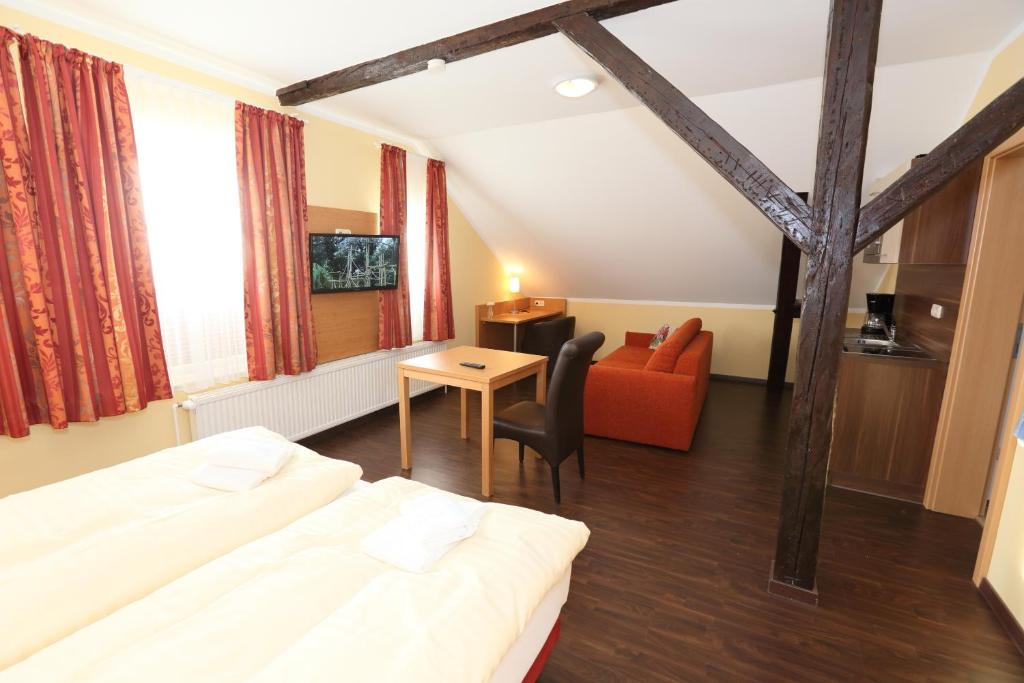 シュターデにあるAppartementhotel in Stadeのベッド2台とテーブルが備わるホテルルームです。