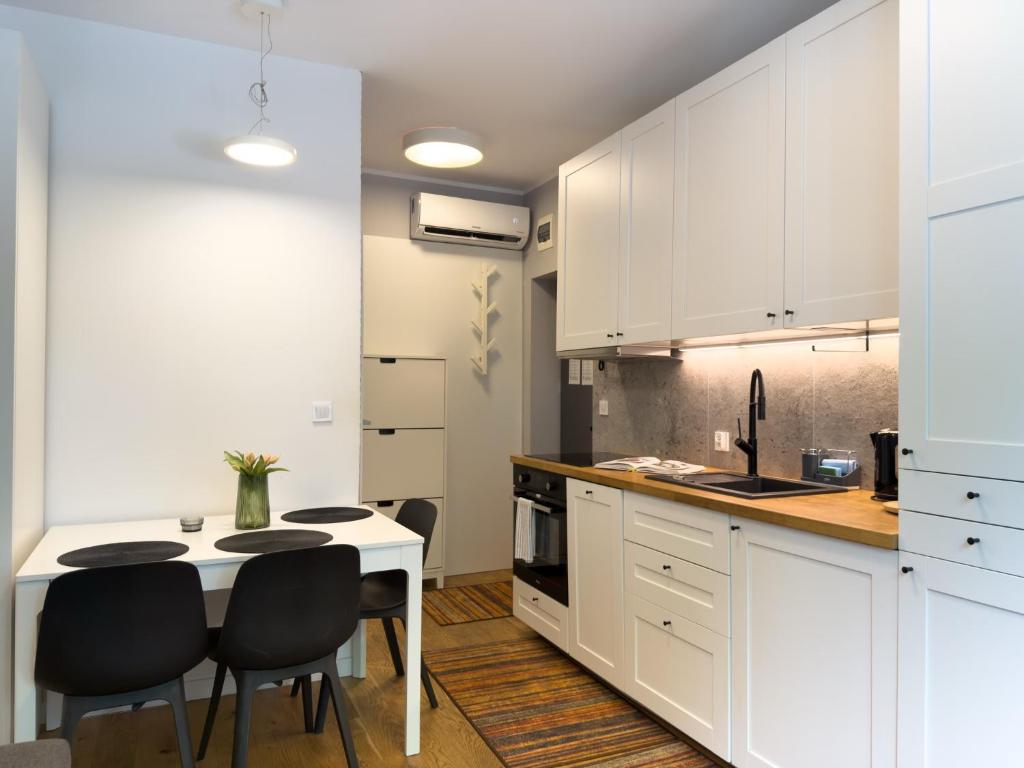 URBAN APARTMENTS STUDIO No 3A, FREE PRIVATE PARKING, Self CHECK-IN