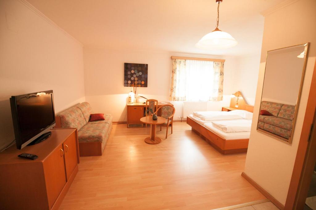Una cama o camas en una habitación de Gasthof Pöchhacker