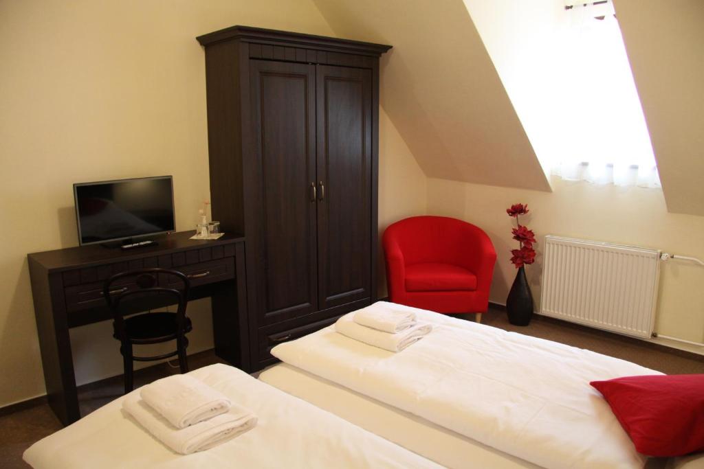 Postel nebo postele na pokoji v ubytování Hotel Koruna Prachatice
