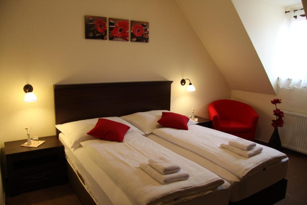 Postel nebo postele na pokoji v ubytování Hotel Koruna Prachatice
