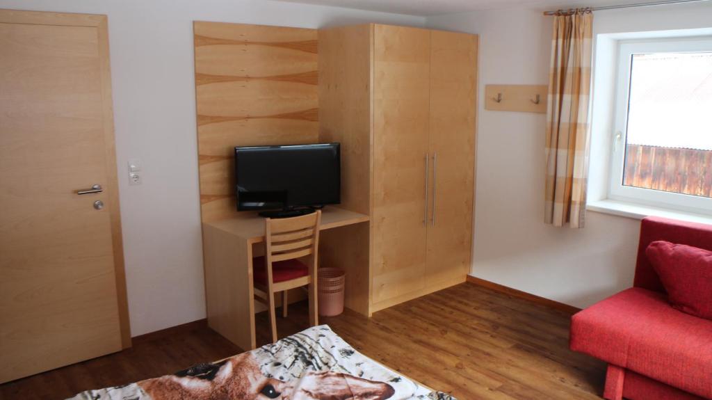 TV a/nebo společenská místnost v ubytování Apart Muntane