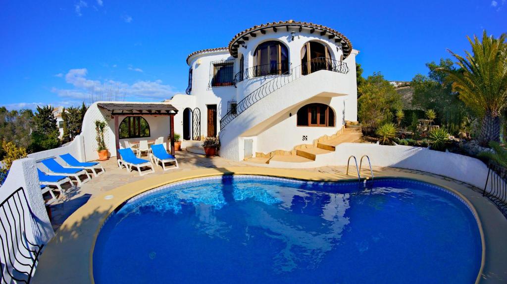 モライラにあるLa Madrugada - Luxury Moraira Villa With Sea Views and Private Heated Poolの正面にプールがある家