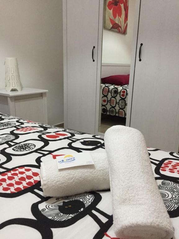 Łóżko lub łóżka w pokoju w obiekcie B&B Scilla Mare