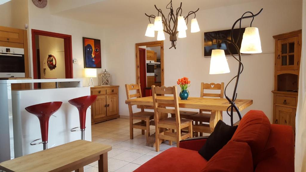 een keuken en woonkamer met een bank en een tafel bij Duplex Les Périades 18 in Saint-Gervais-les-Bains