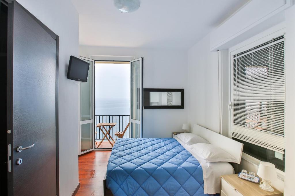 A bed or beds in a room at Sollevante Guest House