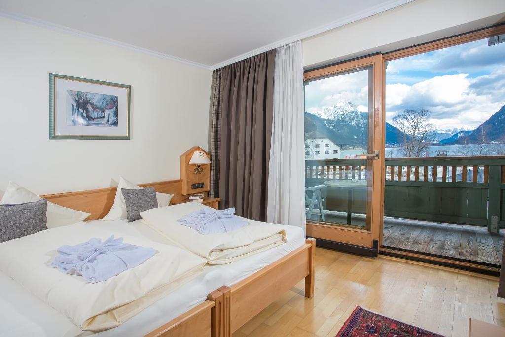 Postel nebo postele na pokoji v ubytování Hotel Christina - Ihr kleinstes 4* Hotel am Achensee