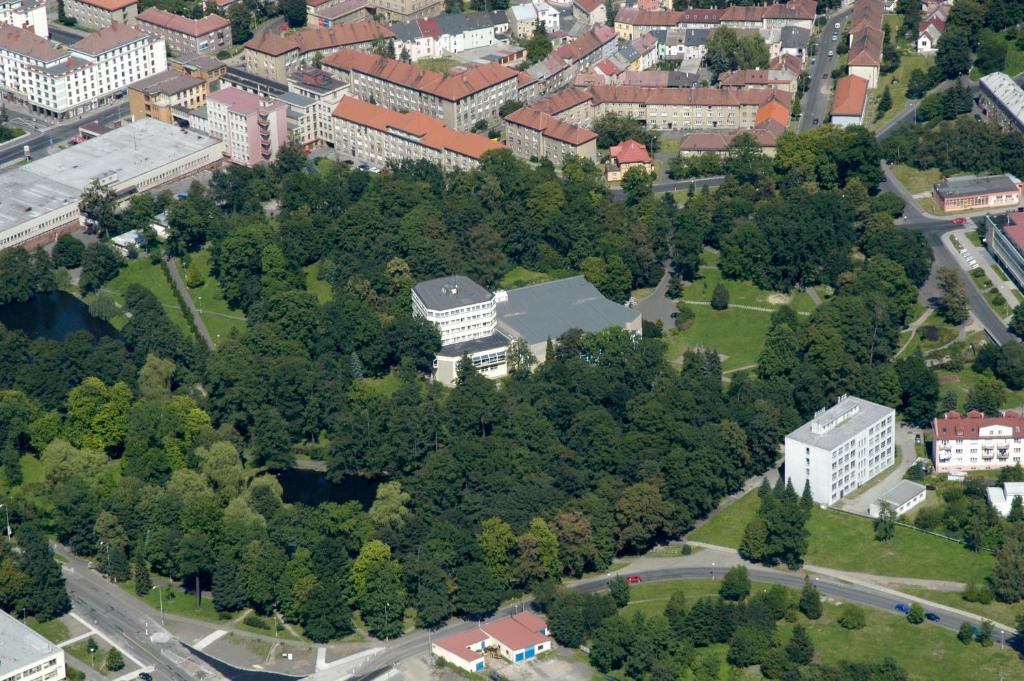 an aerial view of a city with trees and buildings at Parkhotel Sokolov in Sokolov