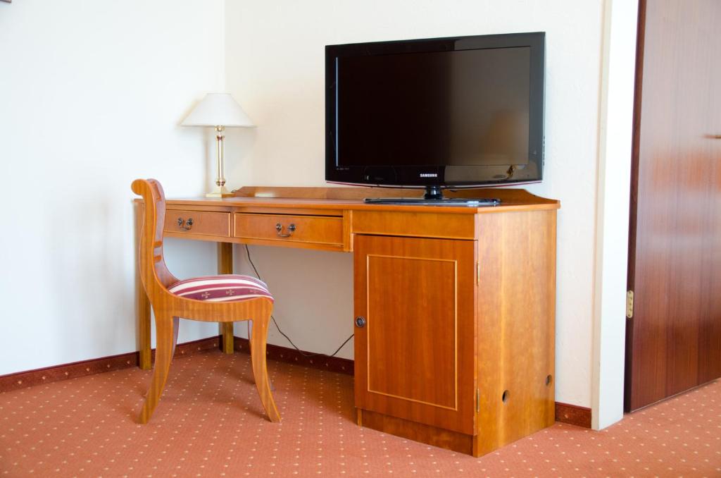 TV a/nebo společenská místnost v ubytování Mercure Hotel Plaza Magdeburg