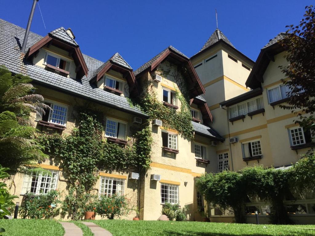 ein großes Gebäude mit Efeu an der Seite in der Unterkunft Tri Hotel Le Chateau in Gramado