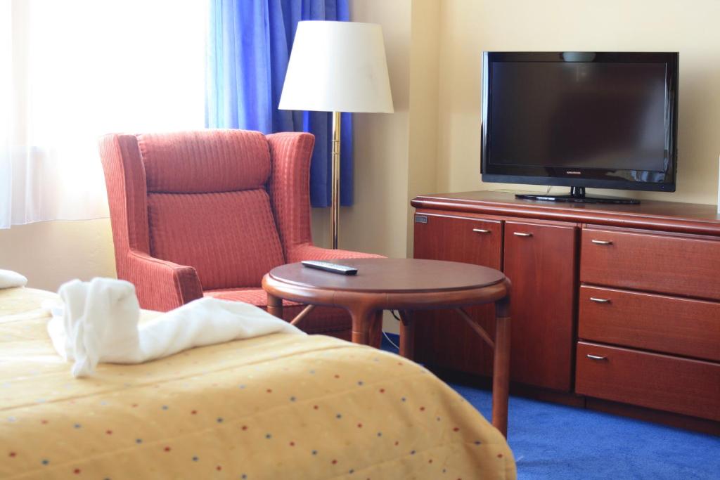 TV a/nebo společenská místnost v ubytování Parkhotel Sokolov