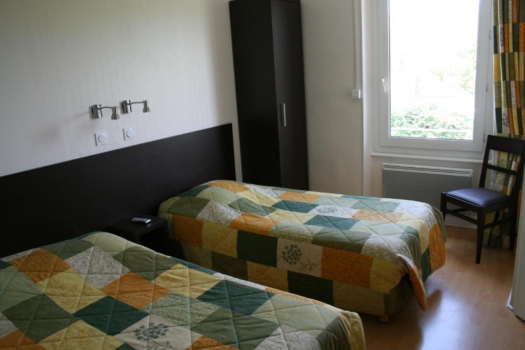 Postel nebo postele na pokoji v ubytování Logis Hôtel Le Jabron