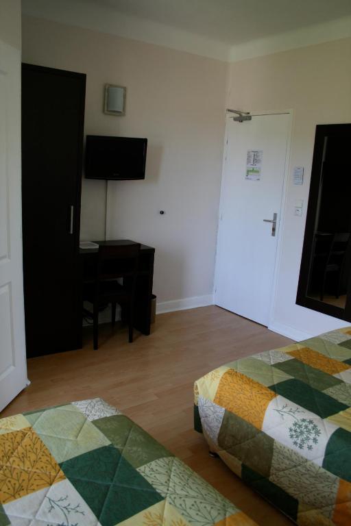 Postel nebo postele na pokoji v ubytování Logis Hôtel Le Jabron