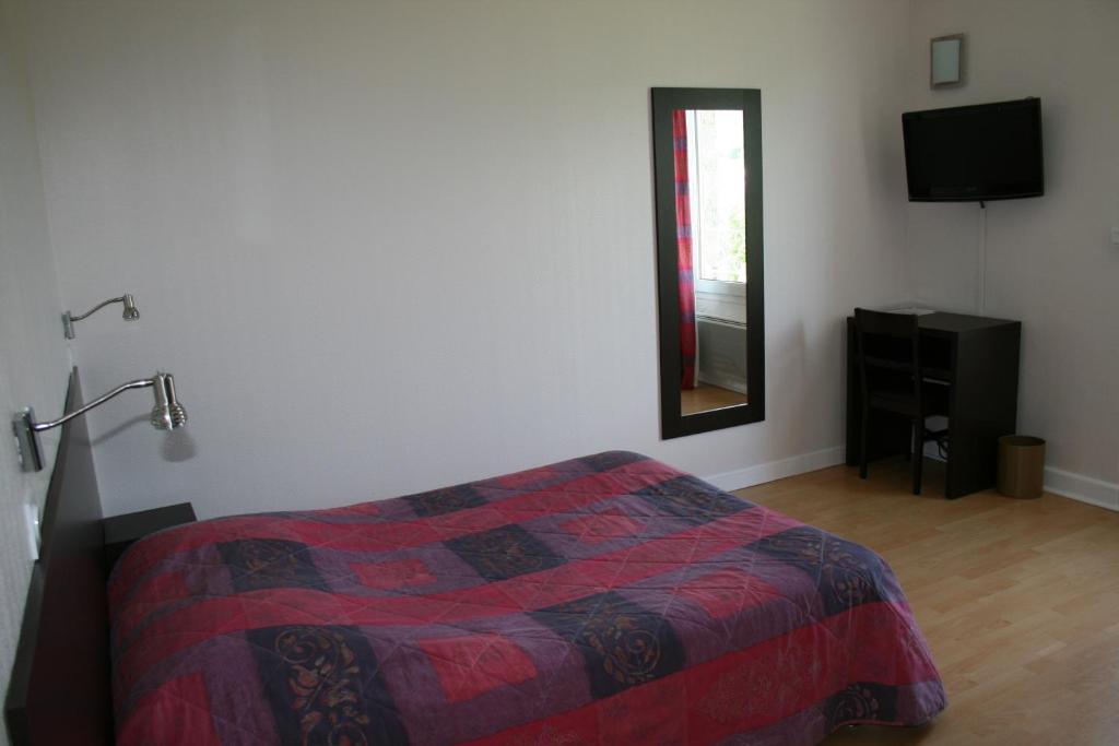 Postel nebo postele na pokoji v ubytování Logis Hôtel Le Jabron