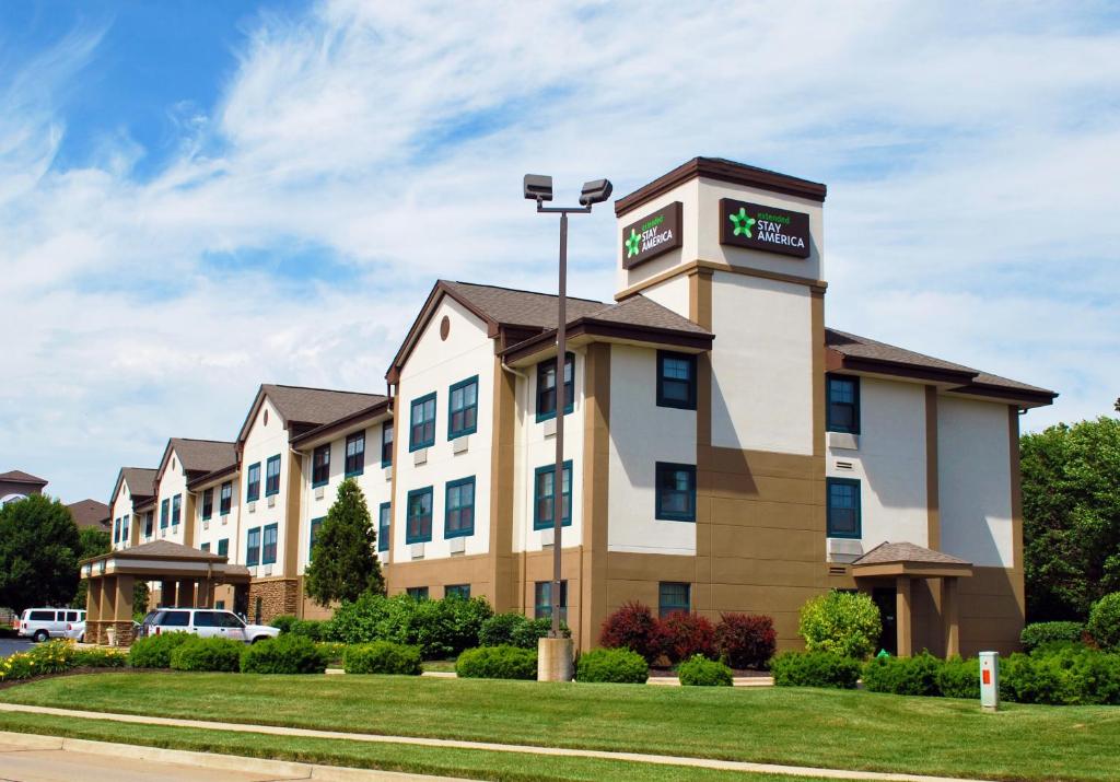 un edificio de hotel con un cartel en él en Extended Stay America Suites - St Louis - O' Fallon, IL, en O'Fallon