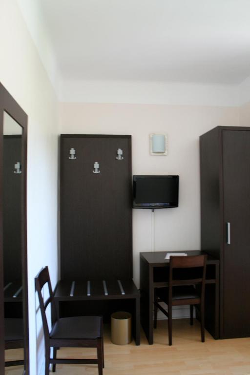 TV a/nebo společenská místnost v ubytování Logis Hôtel Le Jabron