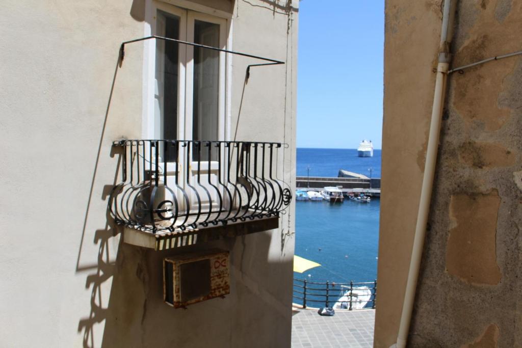 un balcone su un edificio con vista sull'acqua di Casa vacanza U Curtigghiu a Città di Lipari