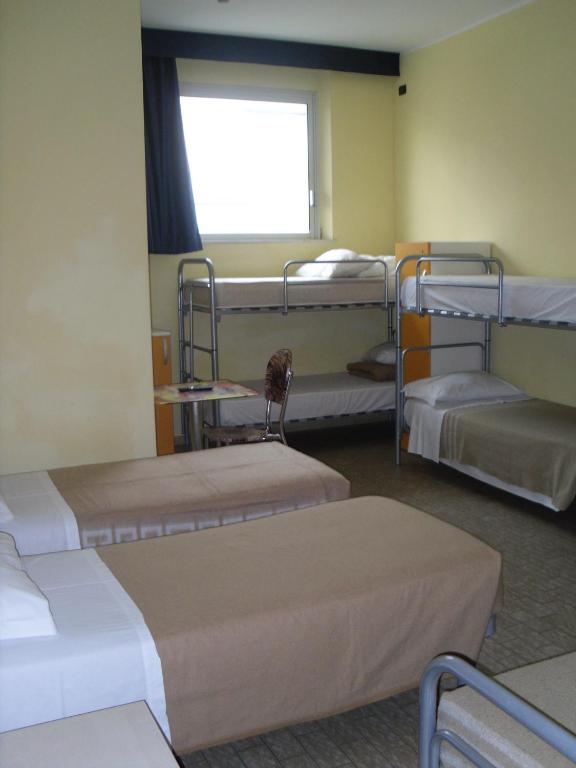 Hostel San Marino - 8床位混合宿舍间的床位