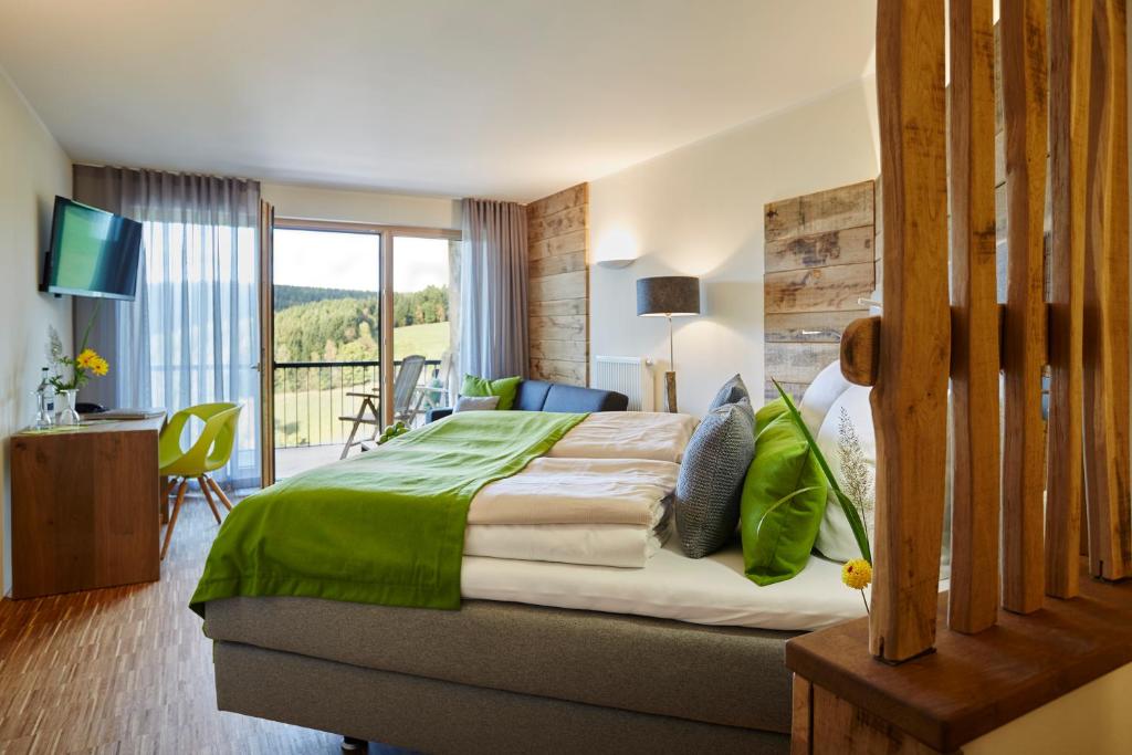 Postel nebo postele na pokoji v ubytování Steinbergs Wildewiese NaturHotel