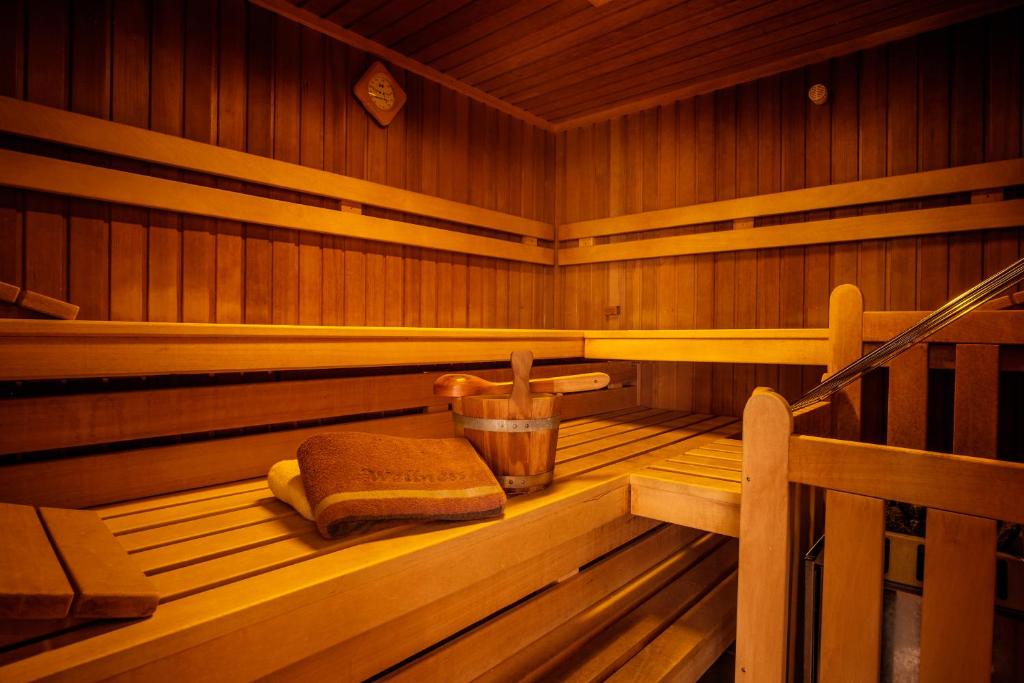 a sauna with a towel and a bucket in it at Pension Weinberger in Obertauern