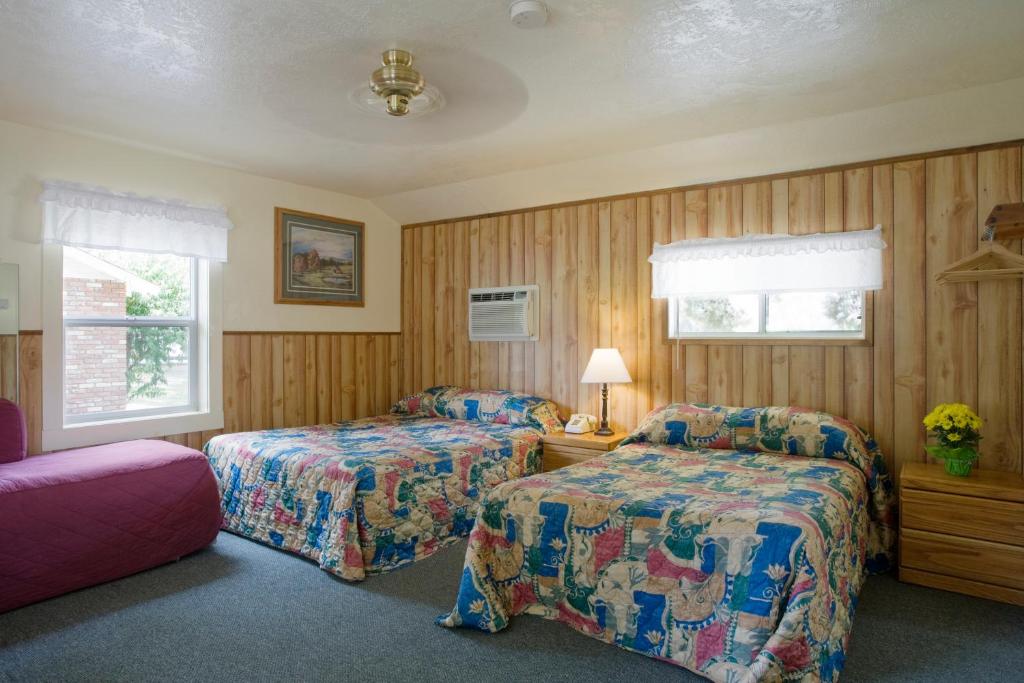 Postel nebo postele na pokoji v ubytování Lazy J Ranch Motel