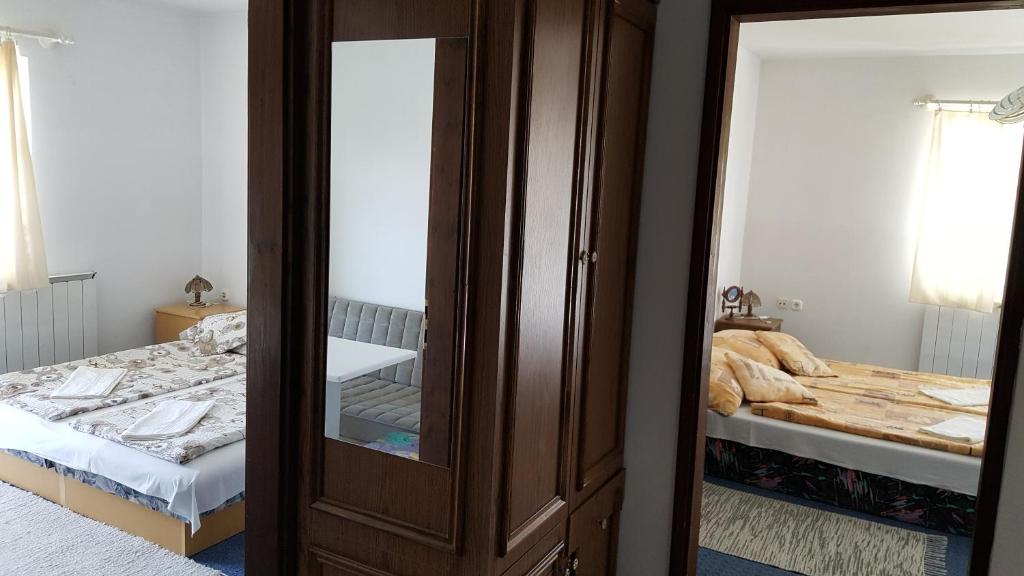 Postel nebo postele na pokoji v ubytování Vili Apartmanház