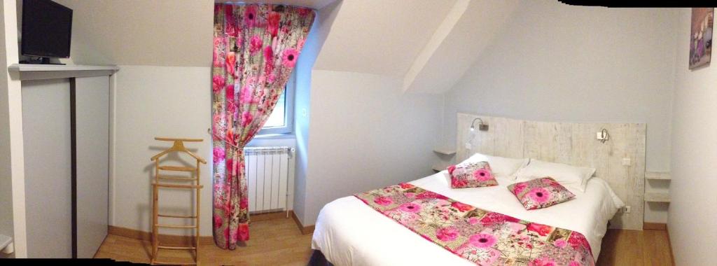 1 dormitorio con cama y ventana en Hôtel & SPA Rodier, en Campagnac