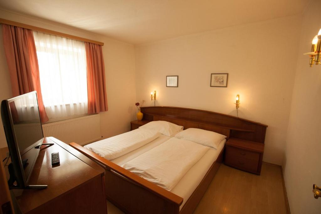 Una cama o camas en una habitación de Gasthof Pöchhacker